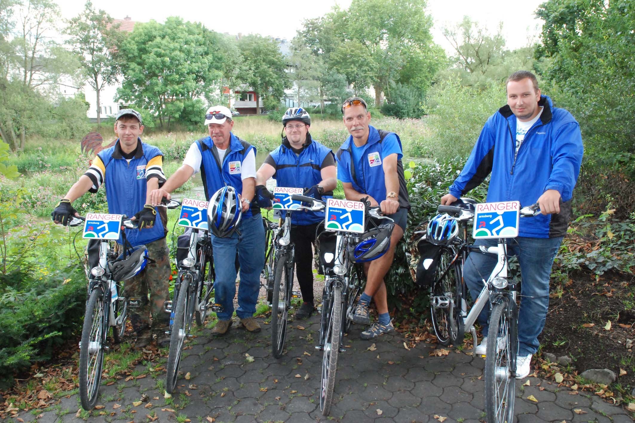 Holger Höing, Andreas Mägel, Robert Sauermann, Jochen Klemenz und Samir Saha aus dem Team der Arnsberger Ruhrtal-Ranger sind noch bis Ende Oktober auf Tour. Bis dahin unterstützen sie die Arnsbrger Radtouristen nicht nur mit Tipps.Fotos: Albrecht