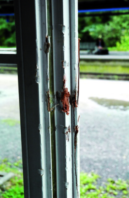 Durch dieses Fenster auf der Bahnsteigseite gelangten die Täter ins Gebäude.