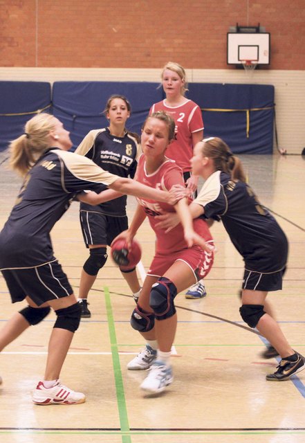 Die weibliche B-Jugend des BHC – hier Katrin Knihs beim Wurfversuch – setzte sich im vergangenen Jahr gegen den VfB Günnigfeld und die HSG Schalke durch. Foto: BHC, Katja Niehörster