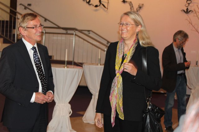 Iserlohns Bürgermeister Dr. Ahrens gratuliert der Berliner Architektin Charlotte Frank