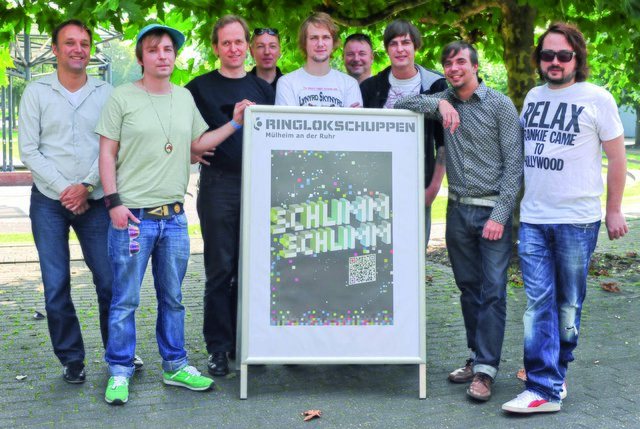 „SchlimmCity“ stellt sich vor (v.l.): Torsten Michaelsen (Ligna), Kata (FreakatTronik), Ole Frahm (Ligna), Michael Hühners (Ligna), Strotzky (FreakatTronic), Holger Bergmann (künstlerischer Leiter Ringlokschuppen), Jan Ehlen (künstlerischer Leiter Shiny Toys), Jerry Jerome (Shiny Toys), Kay Shanghai (Hotel Shanghai). Foto: PR-Foto Köhring/KM