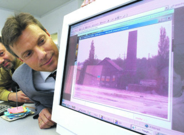 Das alte Kesselhaus gibt‘s nur noch im Archiv zu sehen. Christoph Tesche, Geschäftsführer der Stadtentwicklungsgesellschaft, riskiert einen Blick. Foto: Krusebild