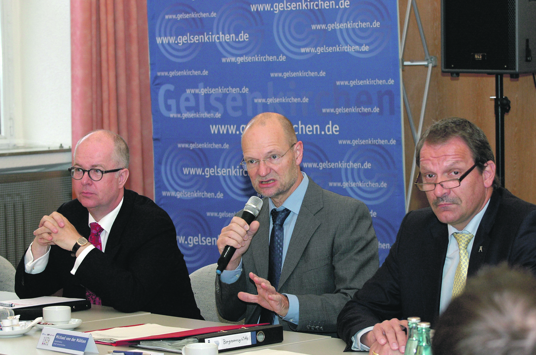 Hans-Jürgen Schneider (links), Michael von der Mühlen und Prof. Dr. Hans-Peter Noll stellten das Zukunftskonzept für das Gelände der ehemaligen Zeche Bergmannsglück in Hassel vor. Foto: Stadt GE