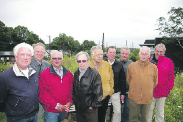 Aufstellung zum „Familienbild“ am Ost-Bahnhof nehmen hier neun ehemaligen Lehrlinge des Eisenbahn-Ausbesserungswerk an der Maybachstraße (v.l.) Horst Klöpper, Dieter Starrenberg, Karl Kemper, Karl-Heinz Förster, Fredie Biermann, Willfried Reising, Dieter Salzmann, Manfred Bartsch und Hermann Kuhl (es fehlt Edmund Krafft). Foto: Meyer