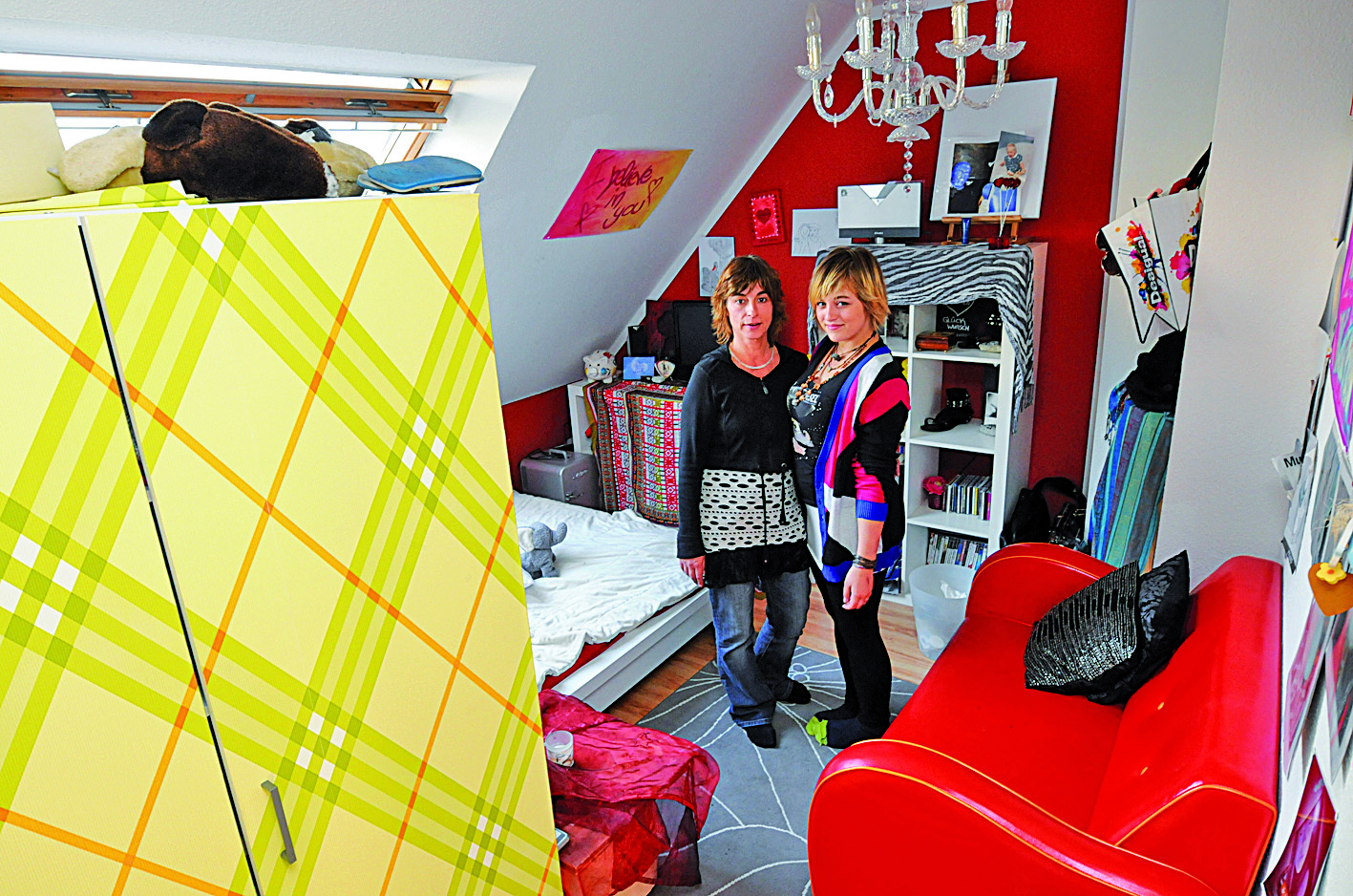Alina Riedel mit Mutter Kerstin in ihrem Jugendzimmer, das dank der VOX-Einrichter ein ganz neues Lebensgefühl vermittelt.