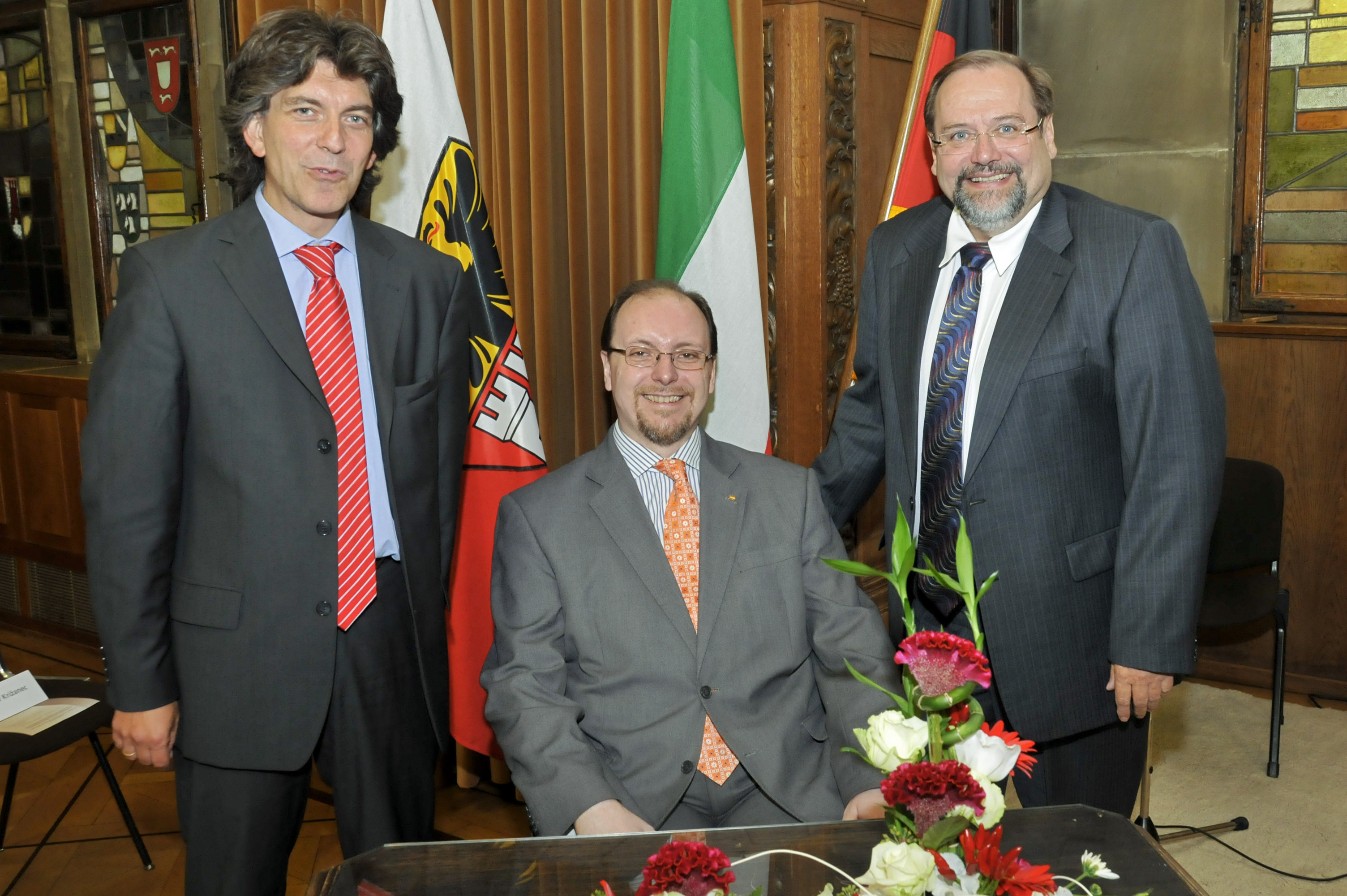 Oberbürgermeister Adolf Sauerland und Angel Alava-Pons (links) von der Duisburger Wirtschaftsförderung begrüßten Spaniens Generalkonsul Francisco de Asis Aguilera Arando im Rathaus