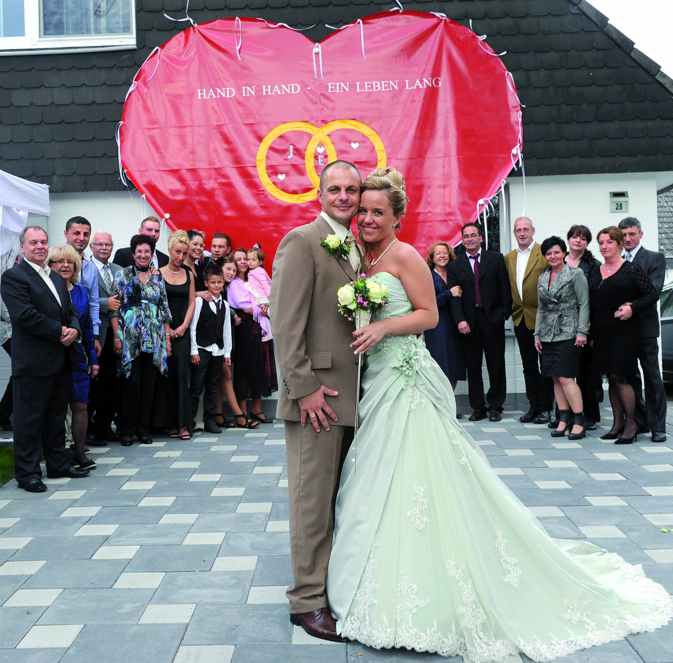Ein riesen Herz hatten die Kollegen geferitigt, Jan Ewald und seine frisch angetraute Ehefrau Katarzyna Smektala freuten sich riesig über dieses tolle Hochzeitsgeschenk. Foto: Heinz Holzbach