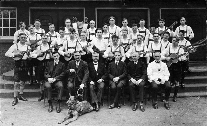 Solz stellte sich das Zupforchester für den Fotografen für ein Erinnerungsfoto auf.
