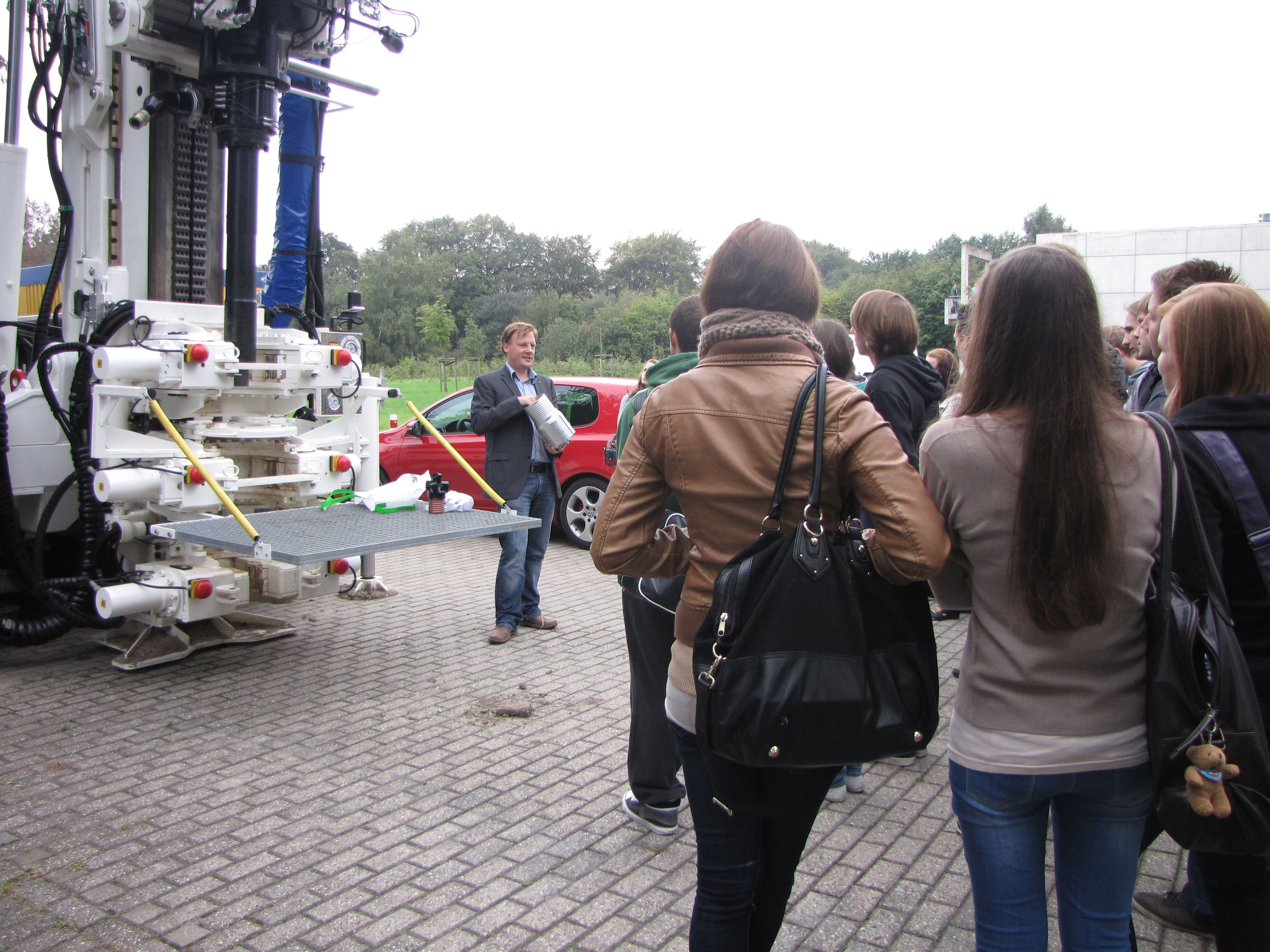 Holger Born – Mitarbeiter am Internationalen Geothermiezentrum (GZB) – erläutert den Schülerinnen und Schülern das Bohrgerät der Hochschule Bochum.