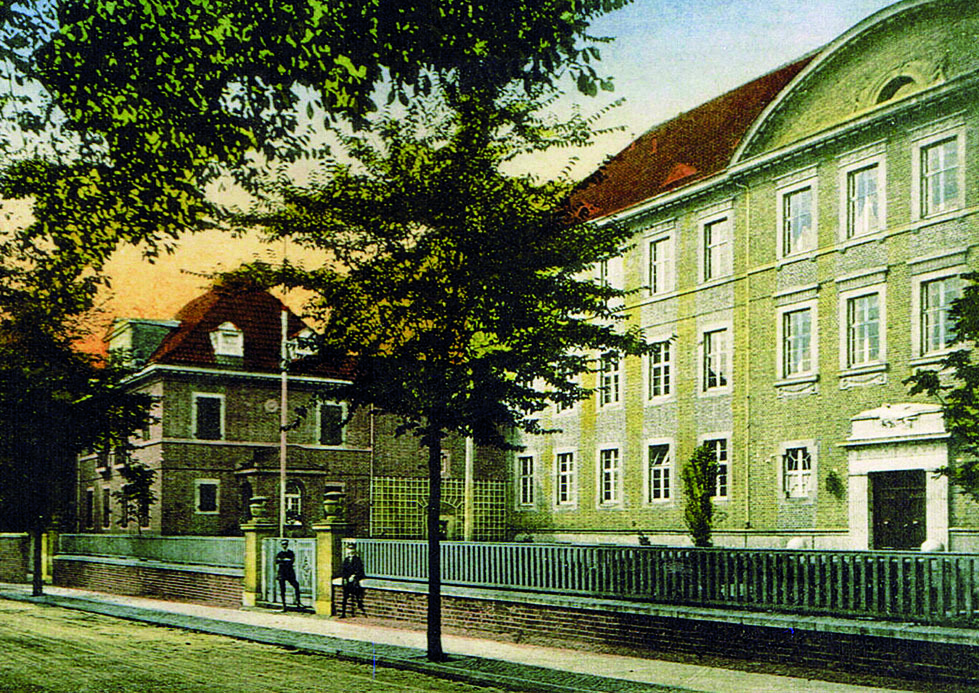 Das Ratsgymnasium auf einer Postkarte aus dem Jahr 1920.