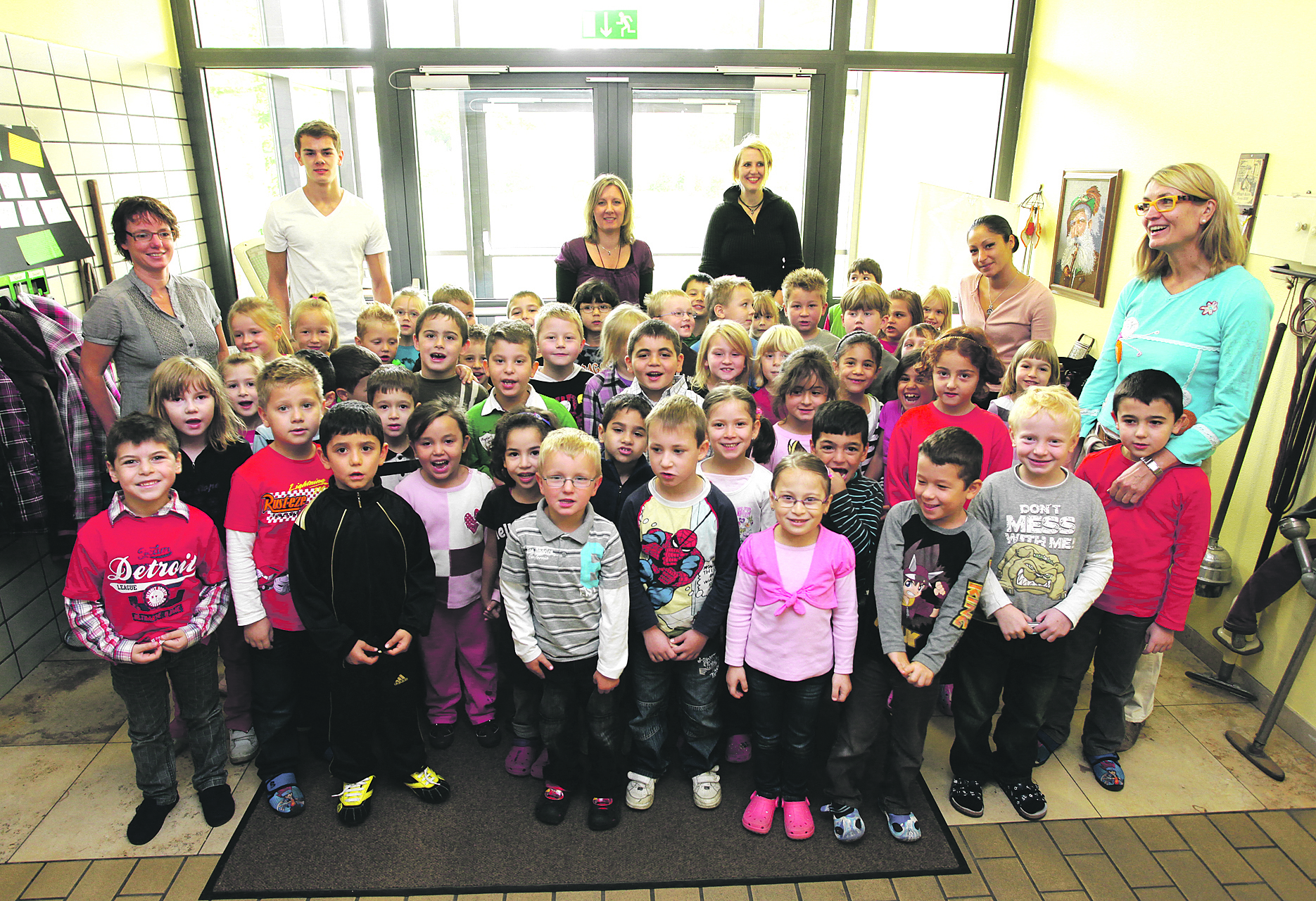 Für 57 Mädchen und Jungen hat das Schülerleben an der Gemeinschaftsgrundschule Welheim begonnen. Um sie kümmern sich Dorothee Möller-Godde, Jutta Smit, Silke Backes, Birgit Friehoff, Heike Kolkenbrock und Jonas Wischenkemper, der dort seinen Bundesfreiwilligendienst versieht.