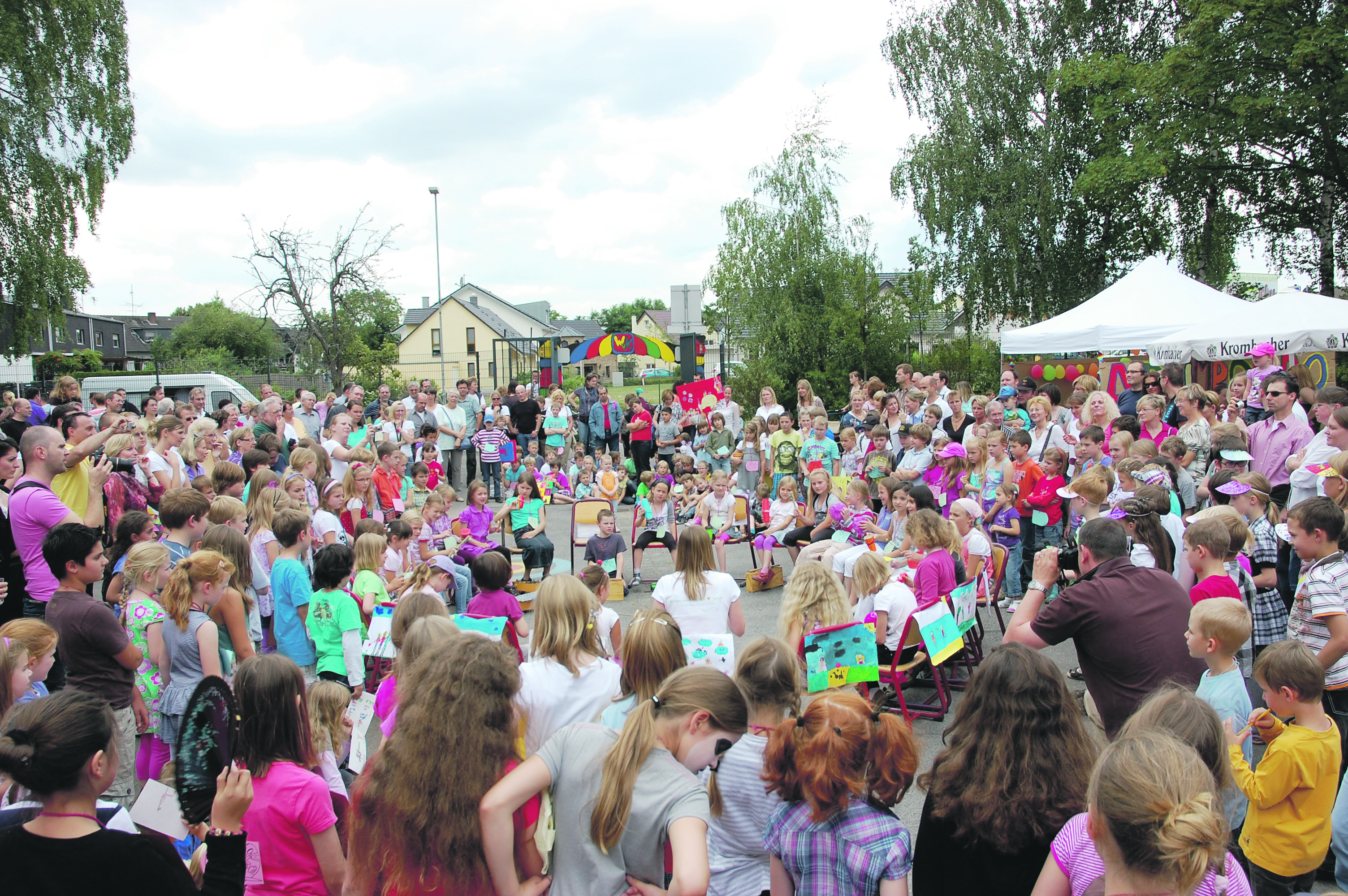 Schulfeste oder auch so selbstverständliche Dinge wie Einschulungsfeiern kann die Baumberger Winrich-Von-Knirode-Schule derzeit nur unter freiem Himmel machen oder muss ins kleine Pfarrheim oder weit entfernte Bürgerhaus ausweichen. Foto: Thomas Spekowius