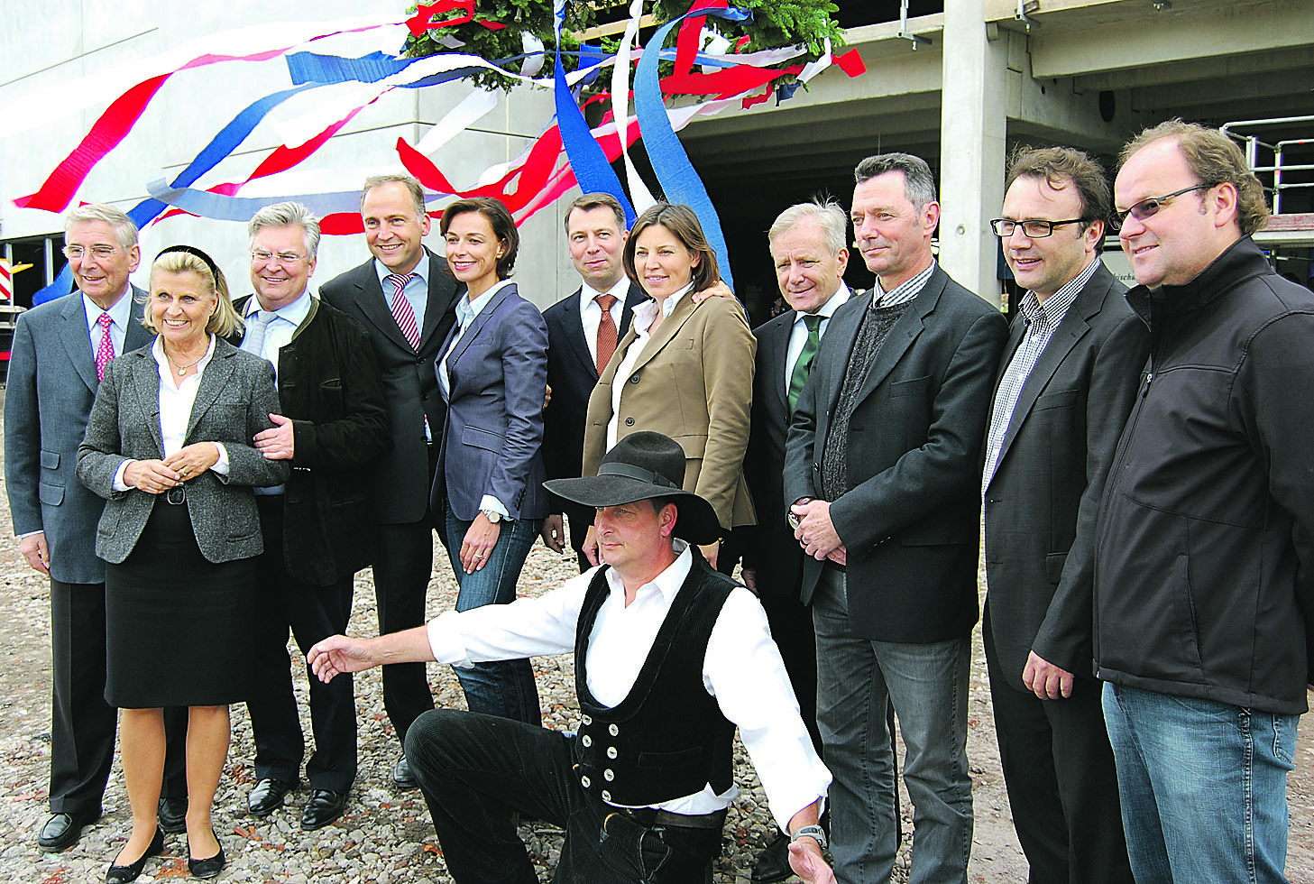 Gruppenbild mit Zimmermeister Arthur Weihofen (vorne). Familie Zurbrüggen, OB Schiereck und Bau-Verantwortliche freuen sich über den schnellen Fortgang der Arbeiten. WB-Foto: B. W. Pleuser