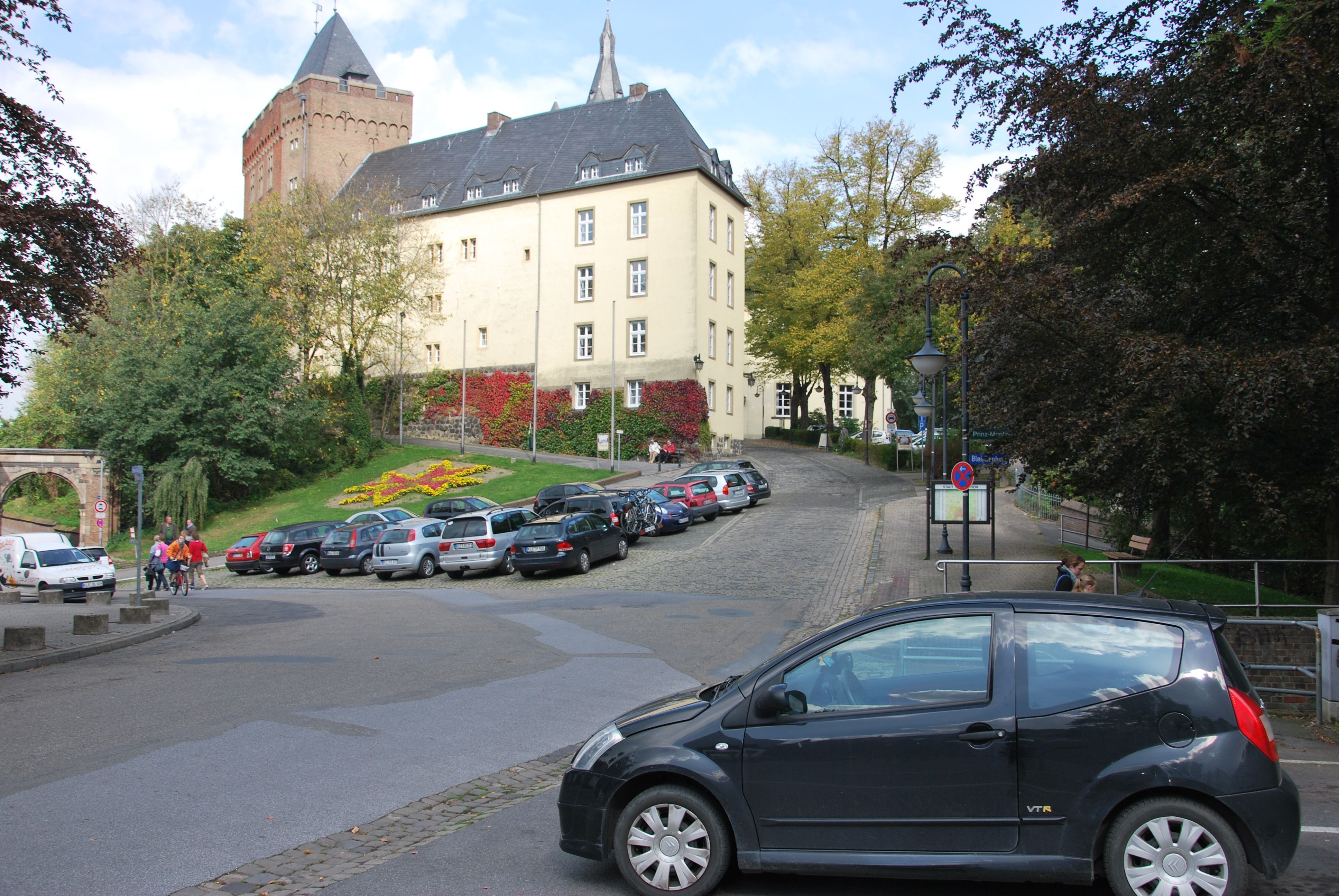 Der Burgvorplatz - nur ein Parkplatz