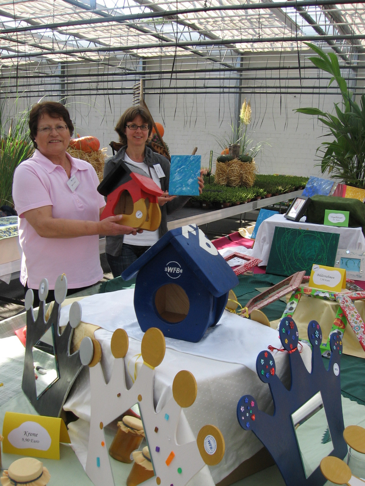 Bärbel Hanke (links) und Gudrun Meirick bieten die letzten beiden Vogelhäuschen auf dem Herbst- und Handwerkermarkt auf dem Gelände des Monheimer Blumenmarktes an der Niederstraße 15b an.