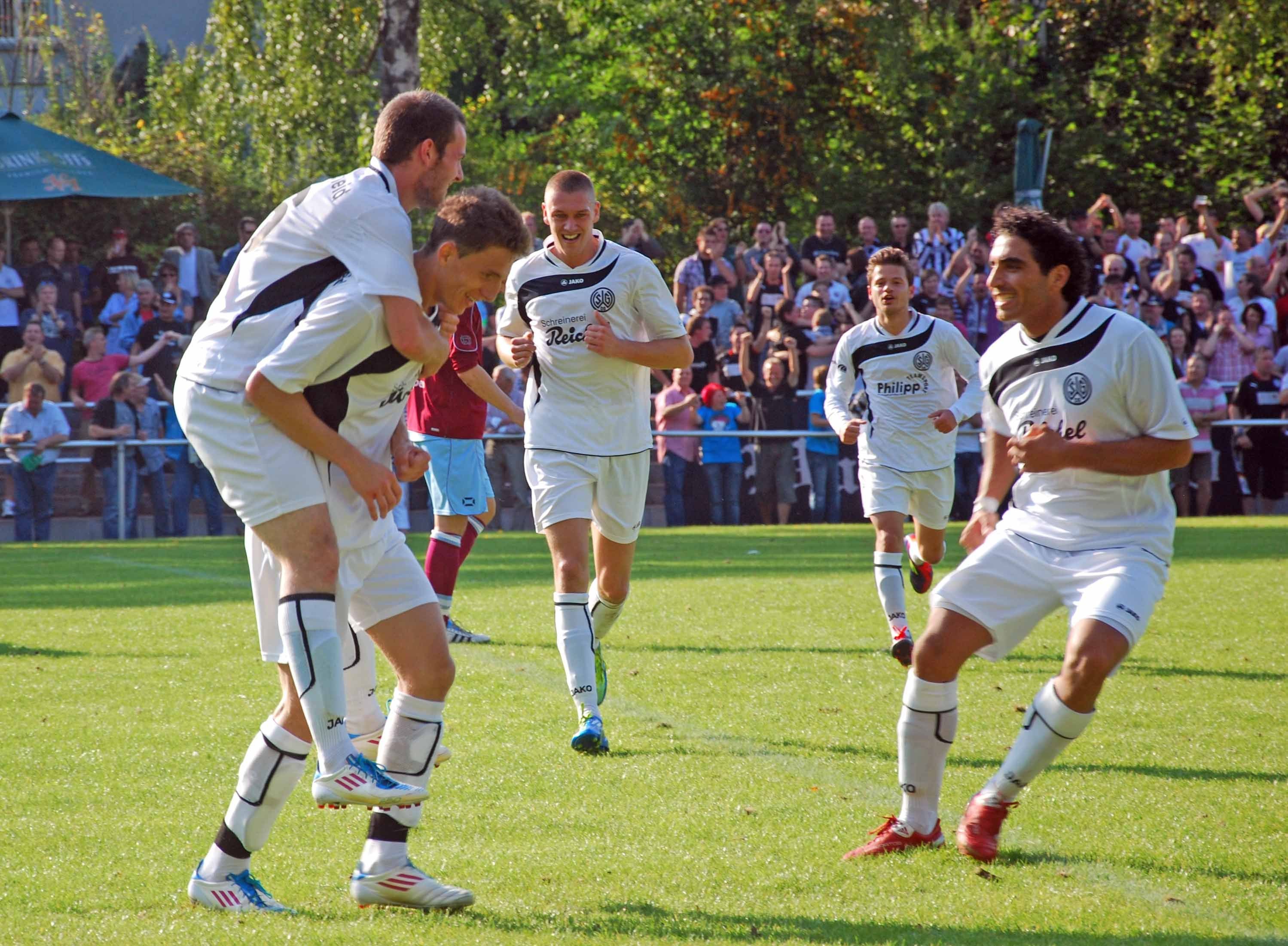Torschützen beim Jubel unter sich: Sven Preißing und Milko Trisic (links) warten auf die Gratulanten Philipp Dominczak, "Cherry" Sarisoy und Ali Issa. FOTO: Peter Mohr