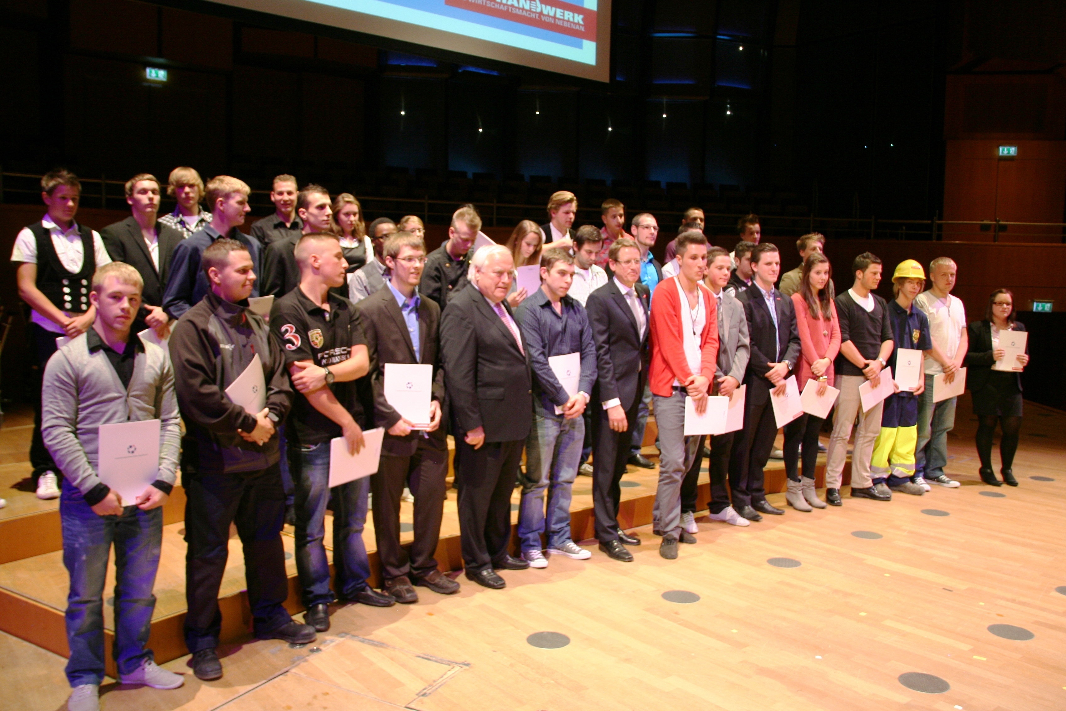 Feierlicher Handschlag in der Tonhalle - für einige junge Leute direkt auf der Bühne.