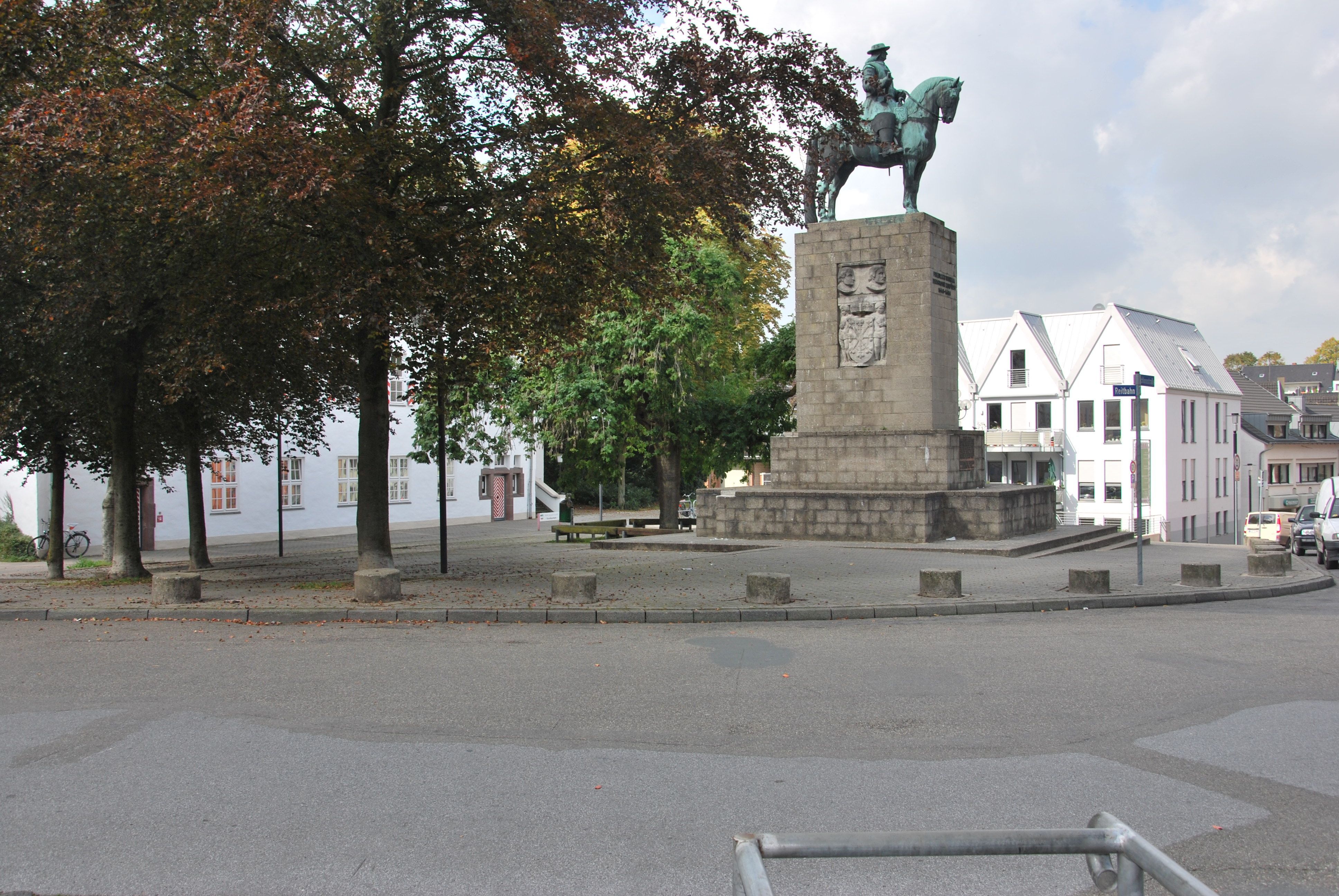 Links der Marstall. Rund um das Reiterdenkmal vom Großen Kurfürsten gibt es nur eine öde Pflasterwüste.