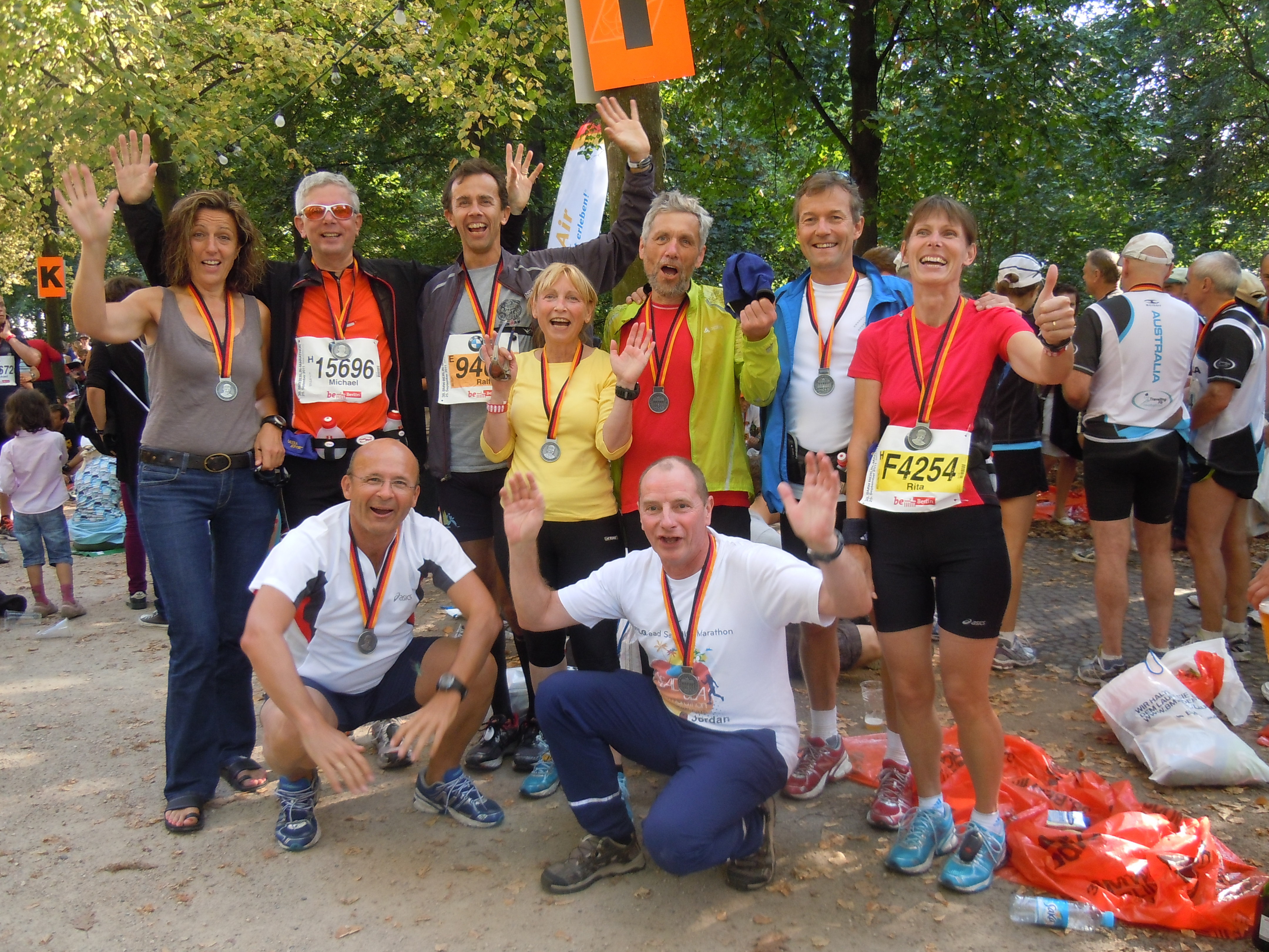 Treffen nach dem Lauf: o.v.l.: Barbara Andres (3:32:42), Dr. Michael Köhler (4:25:53), Ralf Feser (3:25:46), Jutta (4:52:55) und Rainer Tüttelmann (4:05:11), Dr. Uwe Breitrück (4:10;36), Dr. Rita Köhler (4:25:52), u. v. l.: Dr. Alex Höfle (3:46:47), Ingo Lueg (3:49:17). Es fehlen Brigitte Linke (4:43:58) und Christian Welteke (4:22:19)