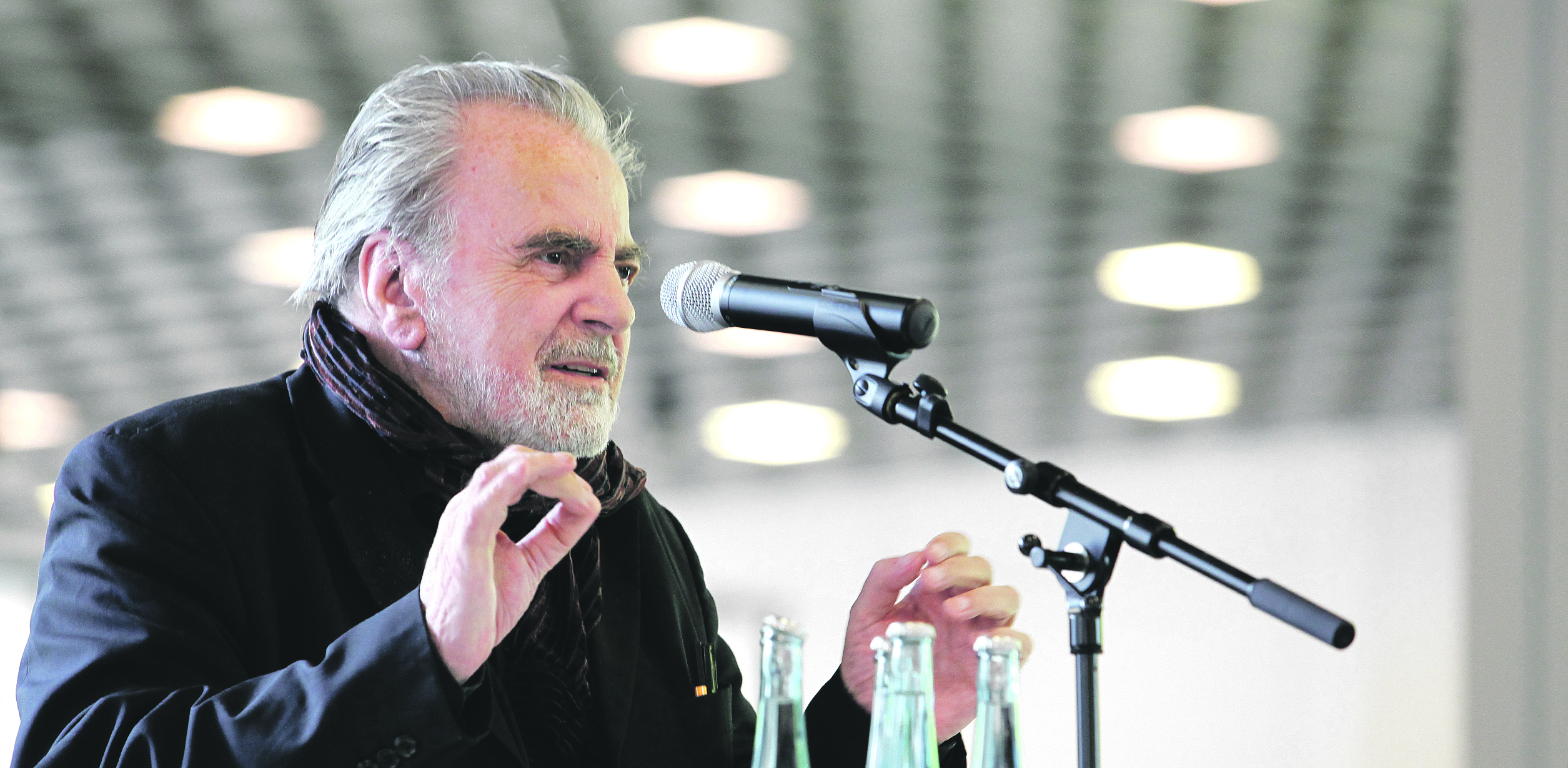 Er ist gar kein so seltener Gast im Quadrat, doch meistens kommt und geht er, ohne dass jemand davon weiß. Diesmal sprach Maximilian Schell zur Eröffnung der neuen Ausstellung. Foto: Kappi