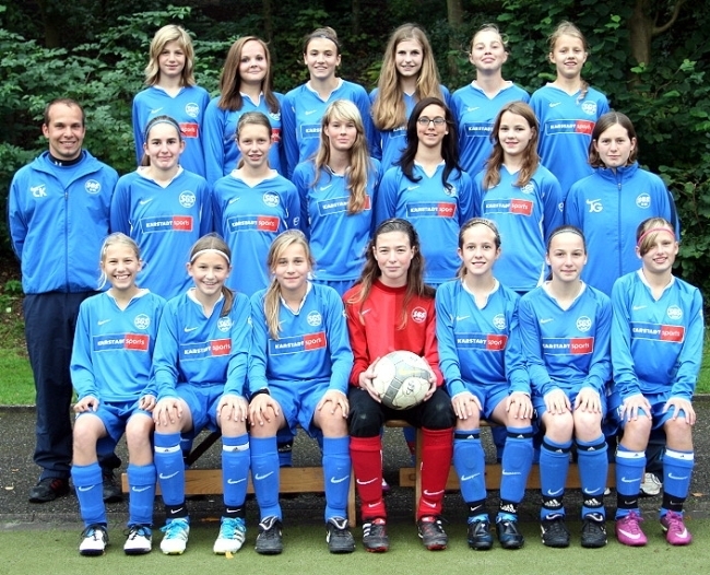 Hinten v. li.: Helena Günther, Katharina Salomon, Katharina Wisskirchen, Lara Masloch, Katharina Lang, Joyce Glow
Mitte v. li.: Christian Kowalski (Trainer), Emma Steidel, Jana Feldkamp, Malin Cziuraj, Angelina Mellerke, Leonie Rohde, Jana Grumpe (Trainerin)
Vorne v. li.: Nina Schwien, Mathilda Thies, Anna Welwert, Manuela Leinung, Vanessa Vohs, Lisa Schlaghecke, Eileen Hillmann