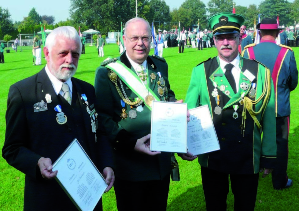 Jan Overbeek, Manfred Wiskamp und Martin van Gessel (v.li) wurden für ihr langjähriges Engagement ausgezeichent. Seit 25 Jahren gehören sie zum organisationsteam des Euregio-Rhein-Waal-Schützenfestes.
