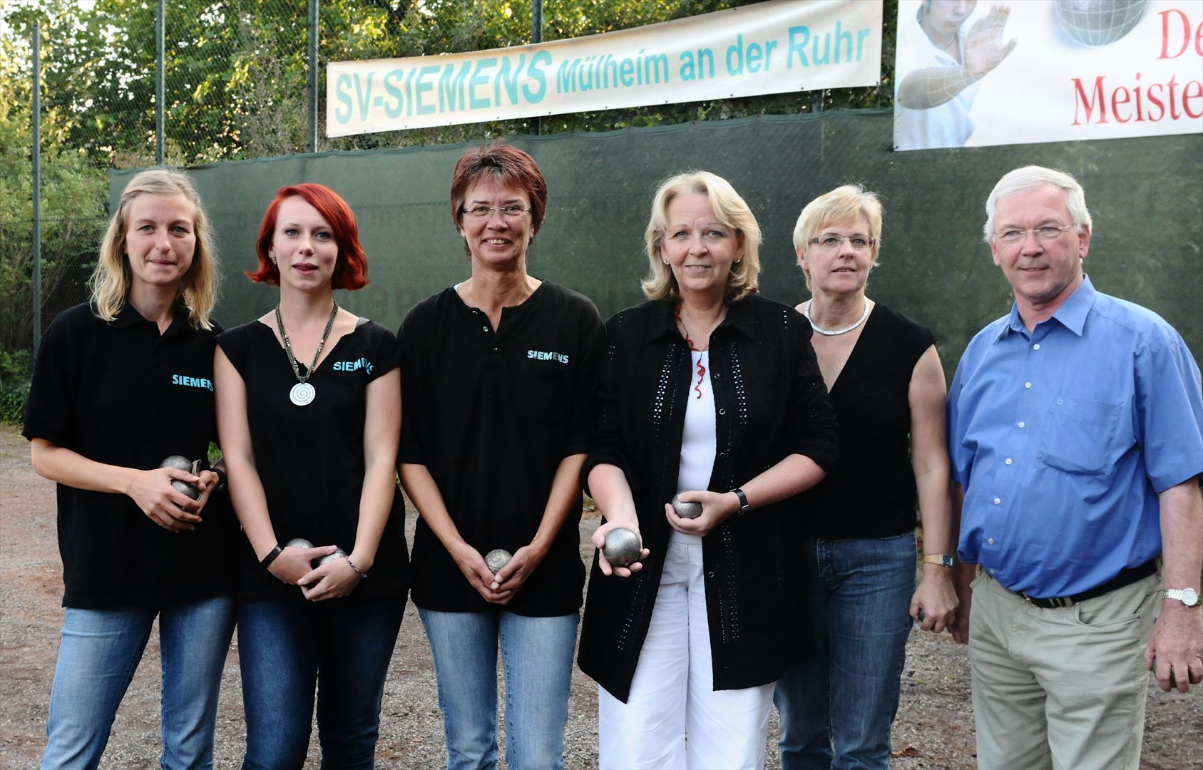 SV Siemens Frauenteam : v.l. Sandra Maghs,Krista Bisoke,Andrea Kache, NRW Ministerpräsidentin Hannelore Kraft, Doris Spruda und Horst Mölders