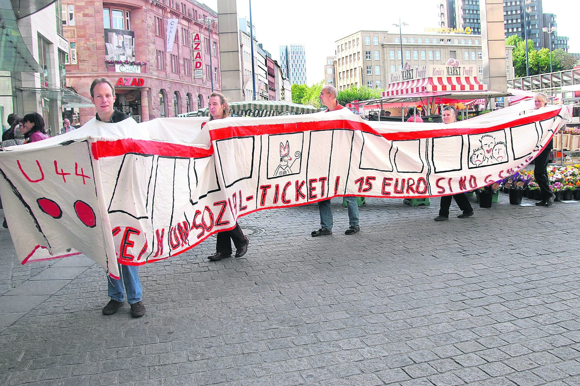 Mit einer Straßenbahn aus Stoff protestiert das Dortmunder Bündnis für ein Sozialticket für einen maximalen Preis von 15 Euro.