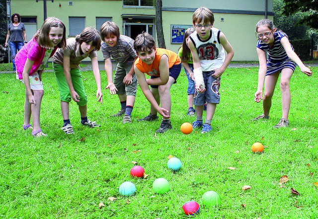 Die Mädchen und Jungen messen sich auf der Wiese vor dem Evangelischen Jugendheim im Spiel mit den Boccia-Kugeln. | Foto: Foto: privat