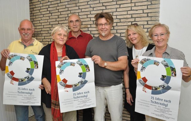 Repräsentieren den Gladbecker Trägerkreis der Ausstellung: Klaus Emde, Herz und Hände für Tschernobyl e.V. Gladbeck, Reile Hildebrandt-Junge-Wentrup, Rolf Hakert, Lebenszeichen Tschernobyl, Roger Kreft, DGB Ortsverband, Karen Modersohn-Kluth und Sabine Roth, Raduga Gelsenkirchen e.V.