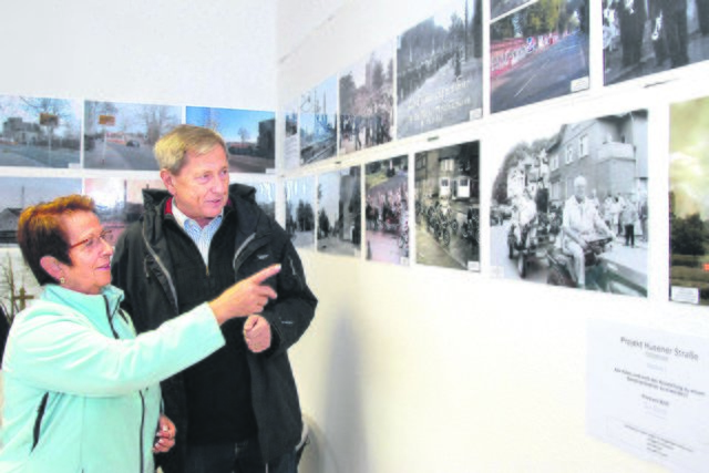 Im Dorfkiosk an der Husener Straße fachsimpelte Ausstellungsmacher Peter Kocbeck bei der Ausstellungseröffnung am Samstag mit der ehemaligen und langjährigen  Anwohnerin Marianne Bürgerhoff über die Geschichte der Husener Straße, der Lebensader des Dorfes Husen. | Foto: Günther Schmitz