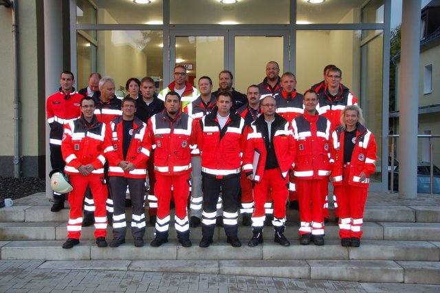 Die neun "frischgebackenen" Organisatorischen Leiter Rettungsdienst aus Witten (Tanja Knopp, Holger Schemionek, Stefan Ebner, Manuel Pester, Kai-Uwe Lemke, Sebastian Schäfer, Sebastian Krampe, Michael Giersemehl und Heiko Kaminski) gemeinsam mit den Teilnehmern des zweiten Lehrgangs und der Lehrgangsleitung.