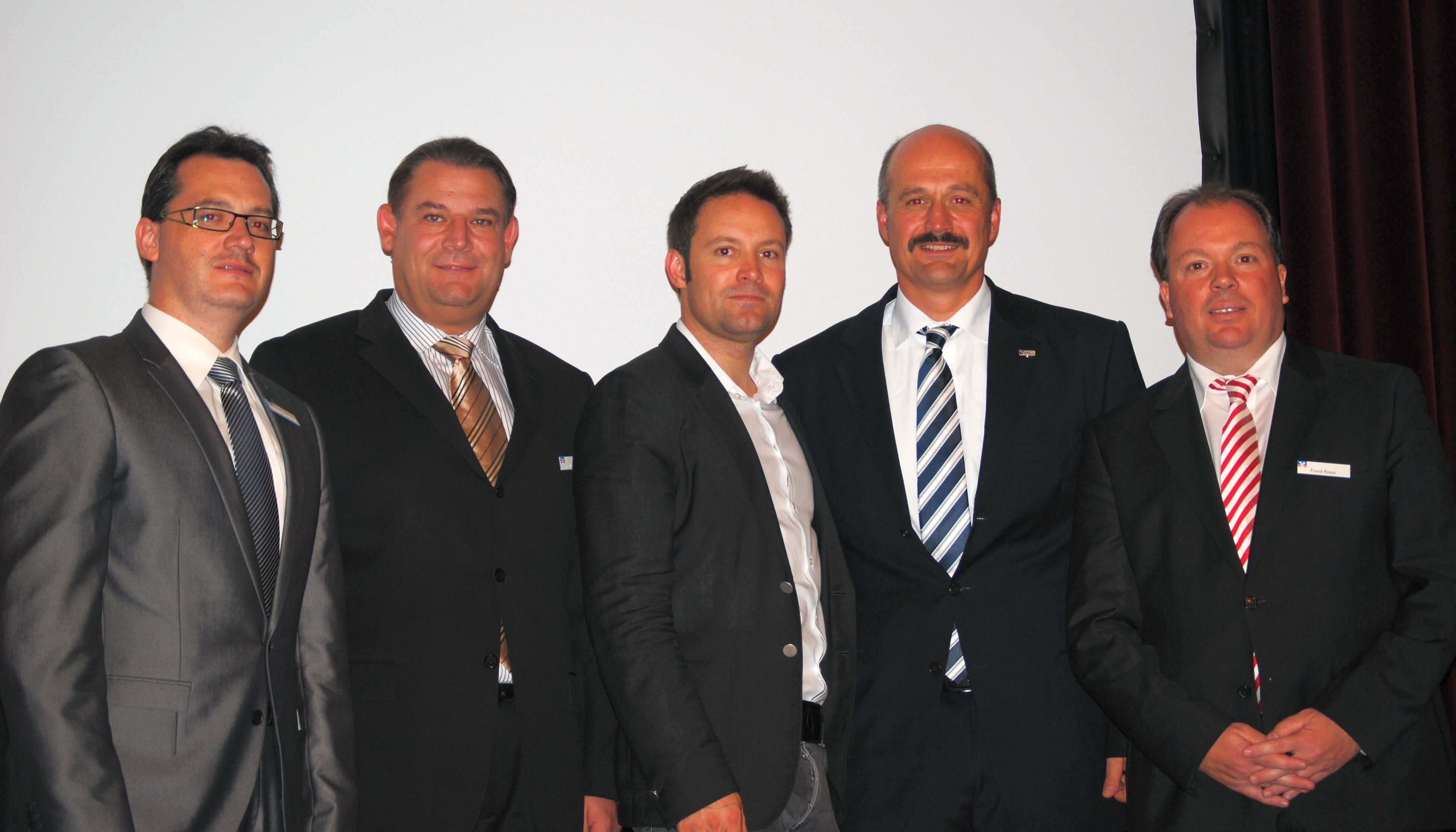 v.l.n.r. Severin-Peter Seidel (Mitglied des Vorstandes Volksbank Kleverland, Frank Ruffing (Vorstandsvorsitzender Volksbank Kleverland), Leo Martin, Peter Gülden (Vertriebsdirektor Union Investment) und Frank Rosar (Generalbevollmächtigter Volksbank Kleverland)