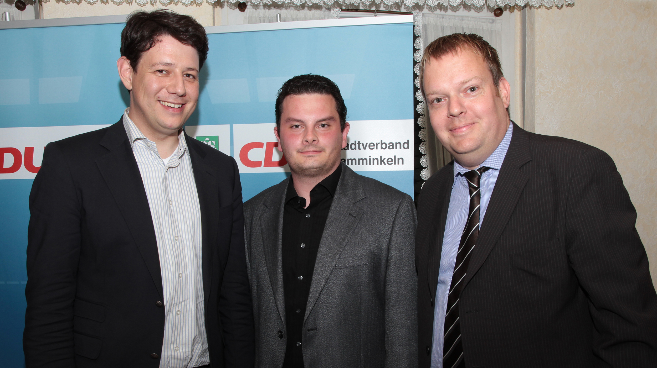 CDU-Stadtverbandsvorsitzender Norbert Neß (rechts) und Junge-Union-Vorsitzender Tim Rathner (Mitte) hießen Philipp Mißfelder in Dingden willkommen.