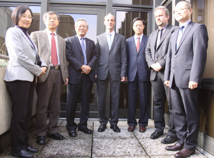 Die Delegation aus Korea um Prof. Dr. Jong Wook Lee (Präsident der Sogang-Universität, 3. von links) und die RUB-Vertreter um Prof. Dr. Nils Metzler-Nolte (Prorektor für Wissenschaftlichen Nachwuchs und Internationales, 4. von links)