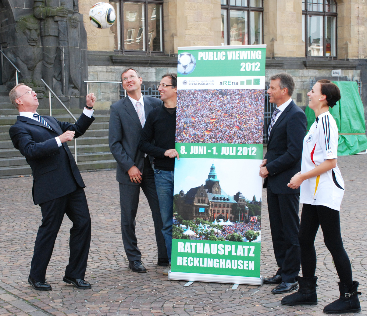 Axel Tschersich, Henning Prinz, Christoph Tesche und Vivien Perner (v.l.) bewundern die Kopfballstärke von Bürgermeister Pantförder. Foto: Büttner