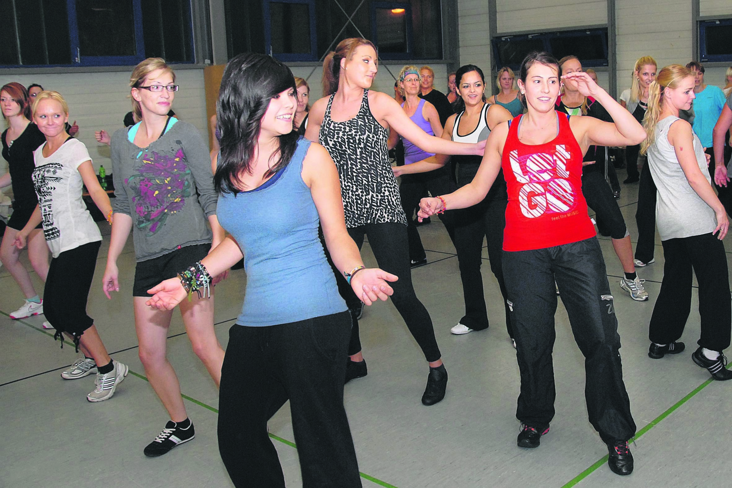 Ohne feste Choreographie, dafür mit viel Spaß ist Zumba ein schweißtreibender Sport.