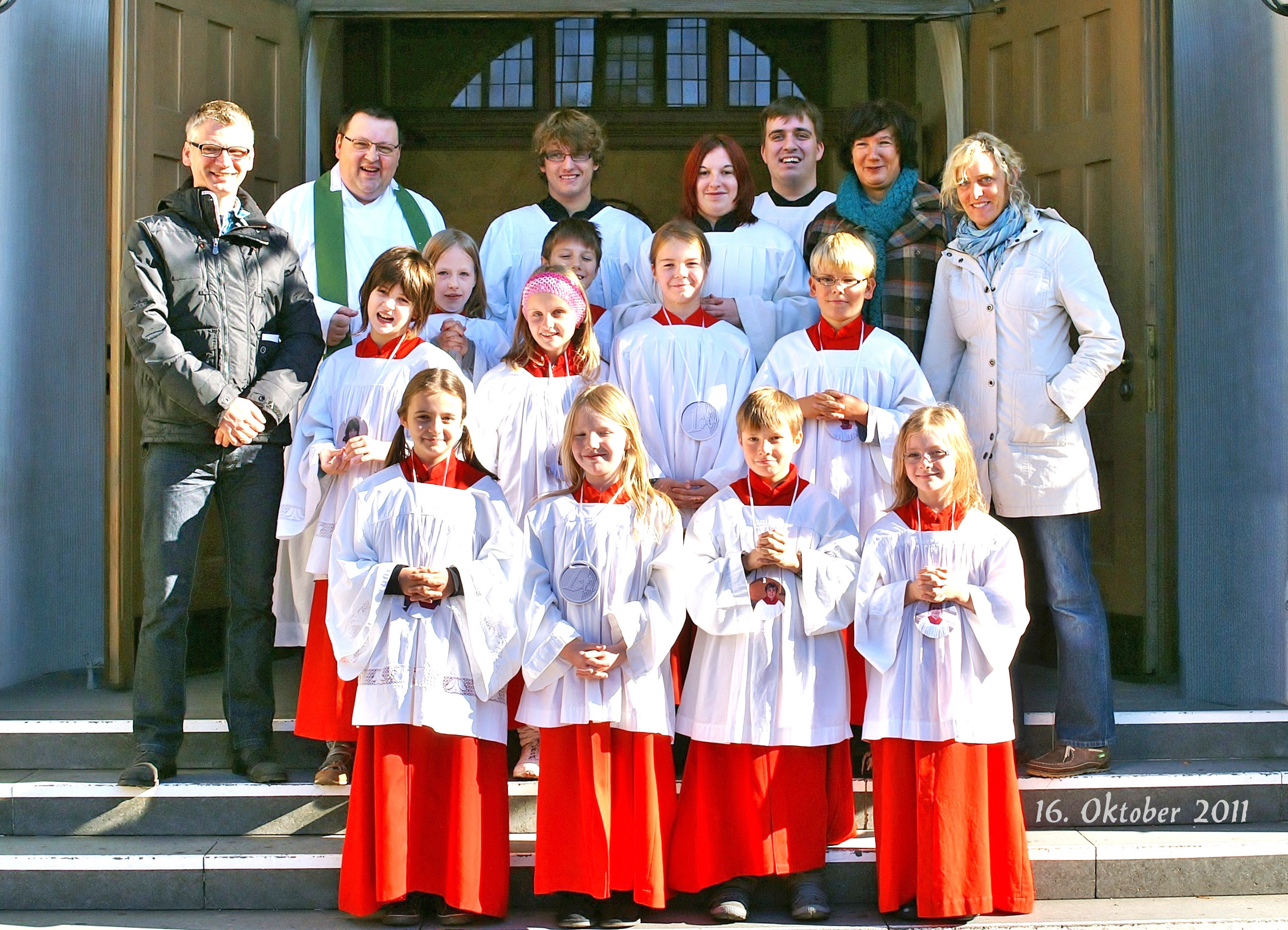 Vor der Kirche