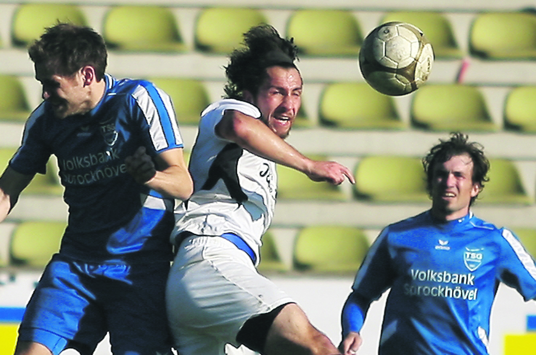 Marvin Rathmann im Kopfballduell. Foto: Gerd Kaemper