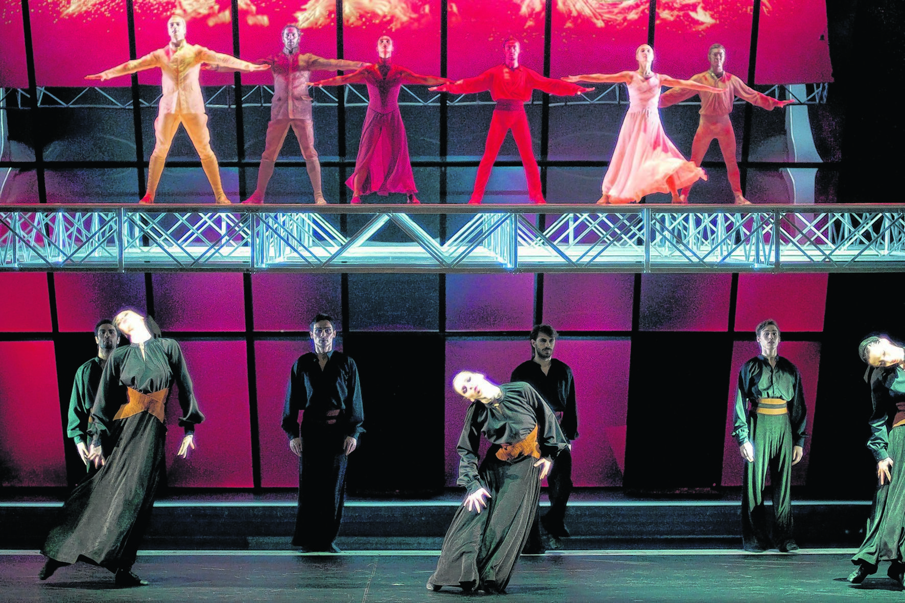 Geniales Ballett-Erlebnis: Carmen / Boléro am Aalto-Theater. Choreographie: Ben van Cauwenbergh.