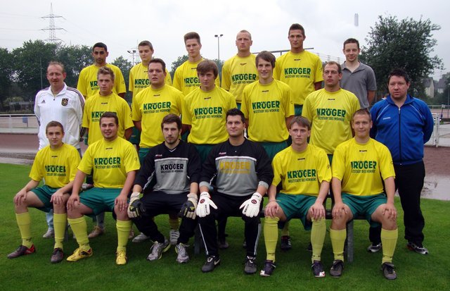 hinten, v.l.: Ramazan Yorulmaz, Aleksander Chojnacki, Daniel Hünselar, Dennis Adam, Gino Große-Kreul, Sporttherapeut Carsten Sterna
Mitte, v.l.: Fußballobmann Lars Nübel, Tim Schulze Elvert, Christian Janssen, Daniel Schmidt, Fabian Fritz, Nikolai Kraft, Trainer Thorsten Sterna
vorne, v.l.: Robert Katny, Josef Mika, Sebastian Niemann, Sascha Hartl, Sebastian Hünselar, Björn Neumann
es fehlen: Vural Ekinci, Marcel Gomolinski, Artur Katny, Kevin Kasper, Mirko Mühlenbeck, Sascha Kaczykowski, Pierre Arendt,