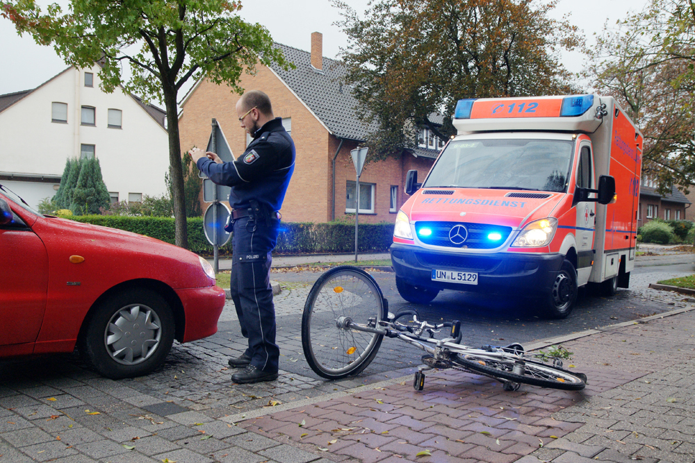 Das Fahrrad liegt am Boden, ein Polizist sichert Spuren. Foto: Magalski