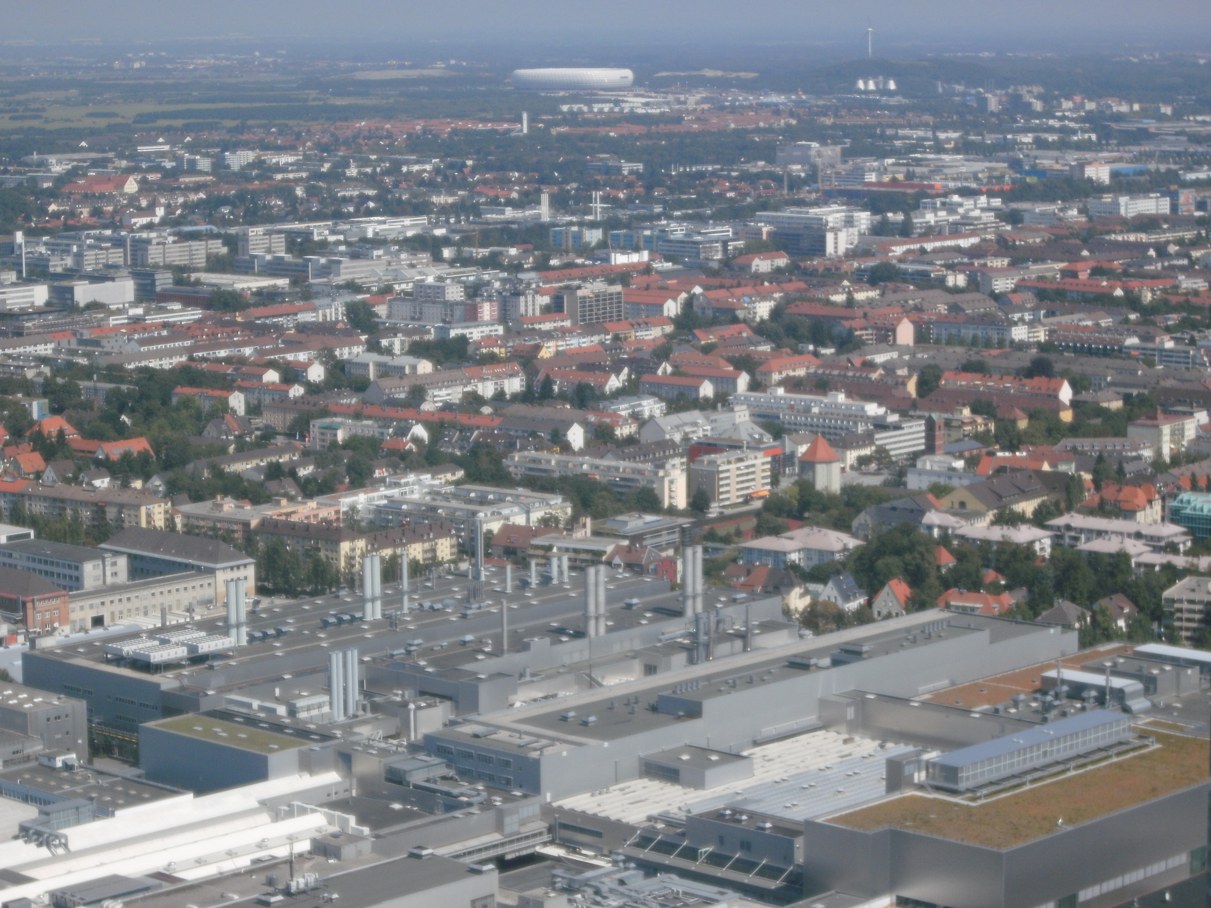 Die Allianz Arena im Bild Mitte oben ist so fern, doch der Sieg für die Bayern ist stets nah.