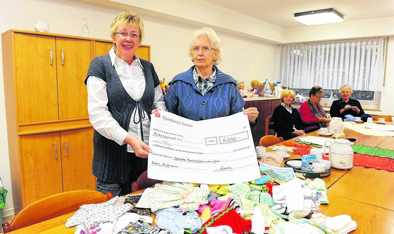 6.000 Euro konnte Marie Brach von der Essener Elterninitiative krebskranker Kinder entgegennehmen. Margret Severin und die Damen des Handarbeitskreises waren auch im letzten Jahr wieder mehr als fleißig.