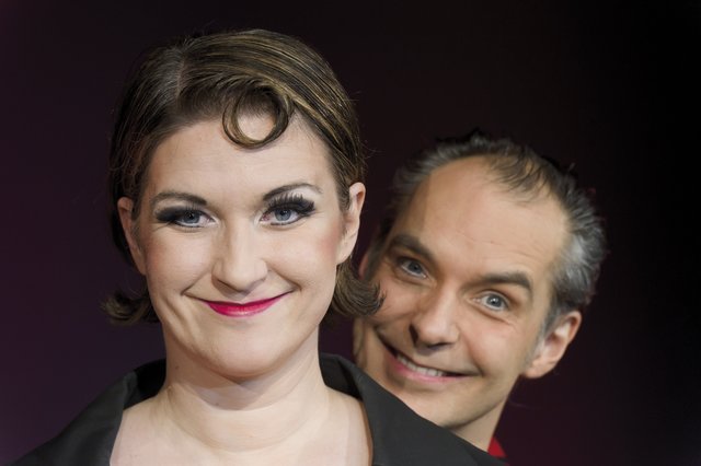 „Komik zwischen Glamour und Desaster“ ist das Markenzeichen des Duos „Diagonal“. Zwischen Perfektion und Katastrophe liegt bei Deana Kozsey und Holger Ehrich manchmal nur ein schmaler Grat.Foto: Jochen Kratschmer
