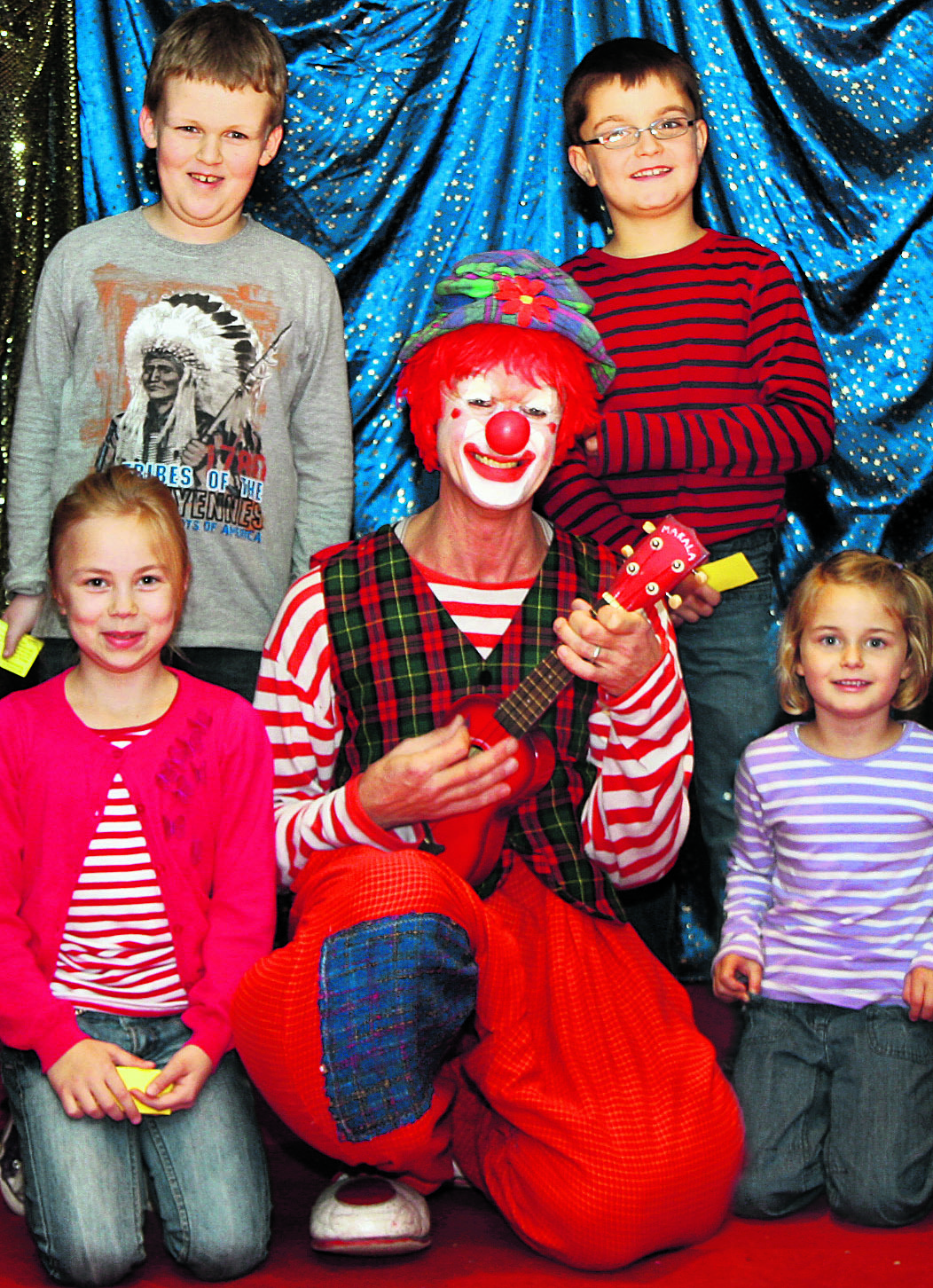 In Frohsinn vereint : Yannick, Fabian (hinten v. li.), Elena, Clown Fidelidad und Amelie (vorne v. li.). Da kann man schon mal ein Liedchen auf der Gitarre spielen. Foto: Detlef Erler
