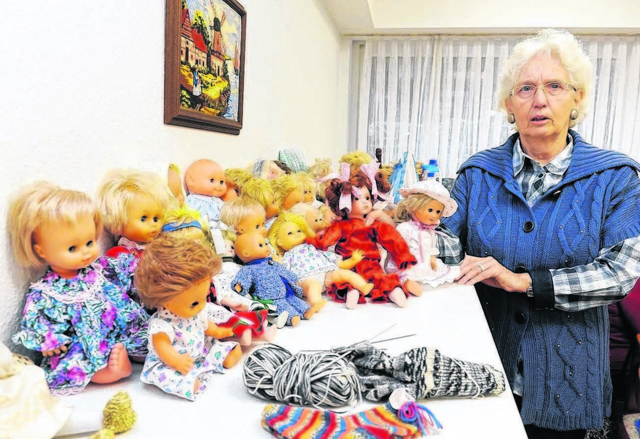 Beim diesjährigen Adventsbasar gibt erstmals auch eine große Auswahl an Puppenkleidung zu kaufen.
