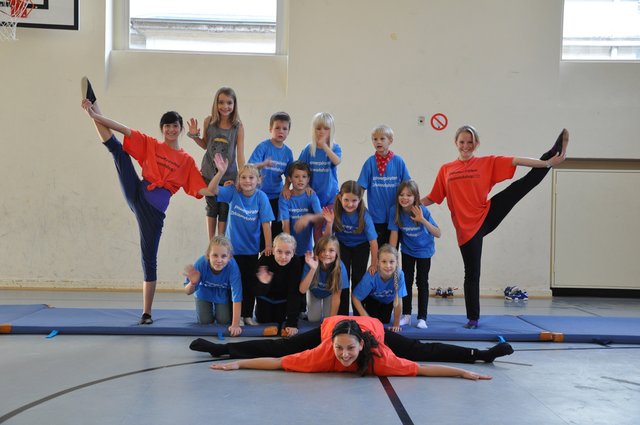 Die Artistengruppe bei den Übungen in der Turnhalle