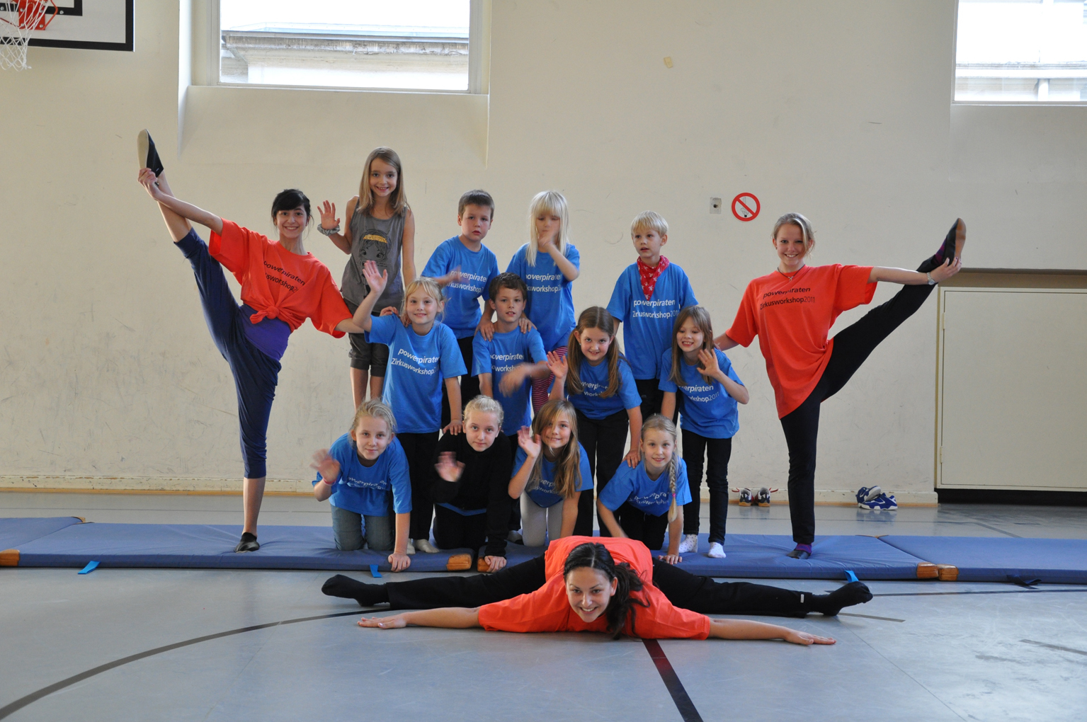 Die Artistengruppe bei den Übungen in der Turnhalle