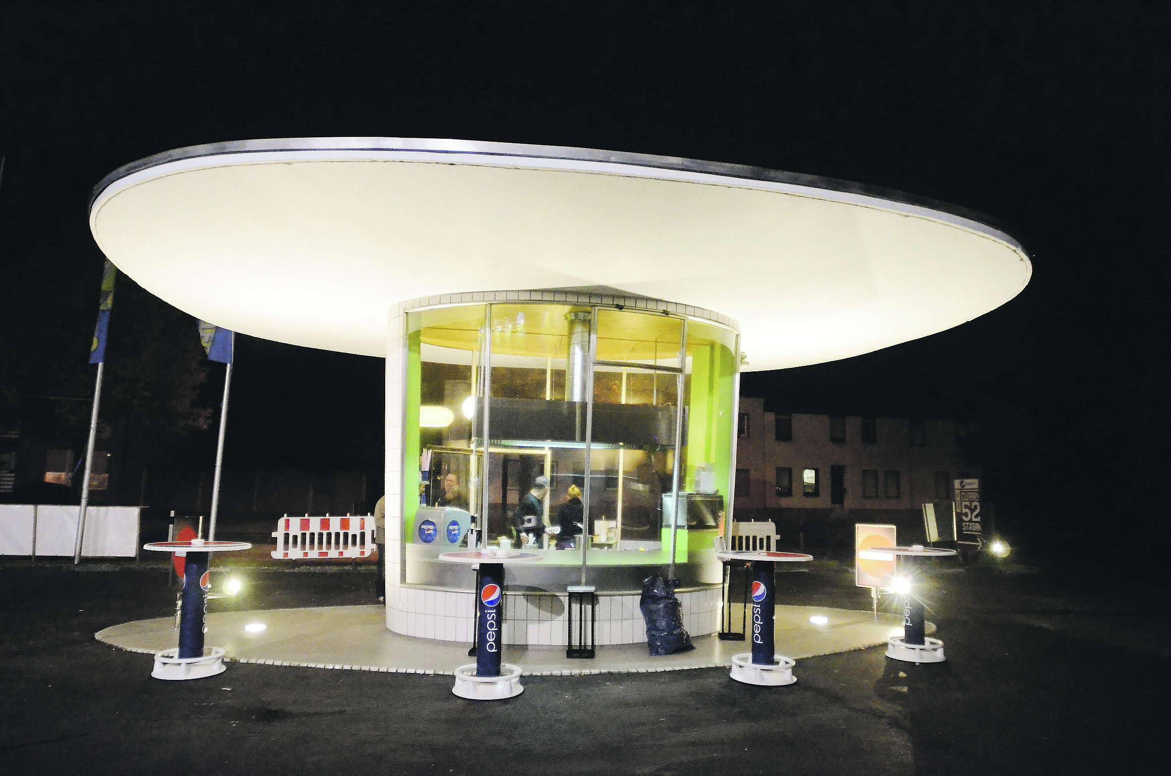 Was in den Abendstunden nach UFO-Landung aussieht, entpuppt sich bei näherer Betrachtung als Anlaufstelle für schnelle Feinschmecker.
